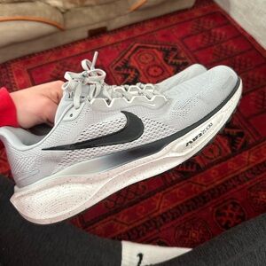 Like New Nike Pegasus 41, Women's Road Running Shoes
Size 9.